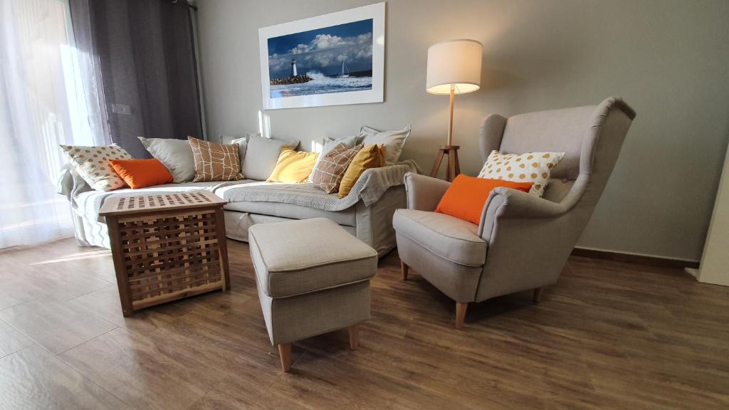 A seating area at Apartamento ÁTICO SOL Los Miradores del Puerto