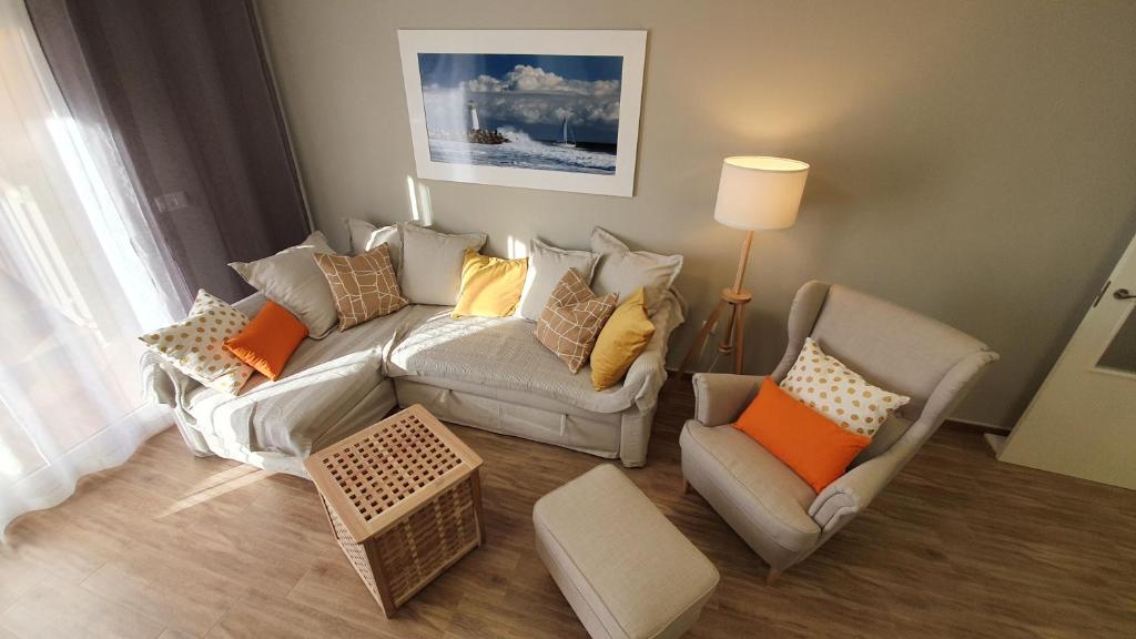 A seating area at Apartamento ÁTICO SOL Los Miradores del Puerto
