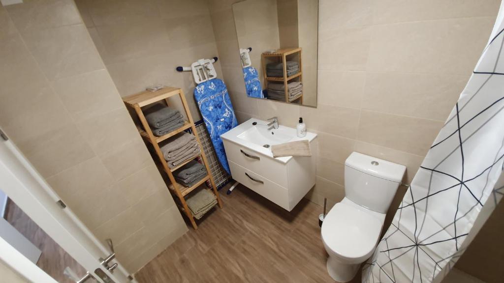 A bathroom at Apartamento ÁTICO SOL Los Miradores del Puerto