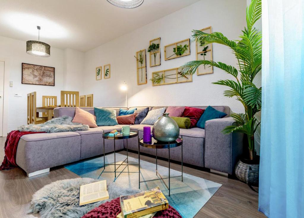 uma sala de estar com um sofá e uma mesa em My Granada Garden - Apartamento Orquídea em Granada