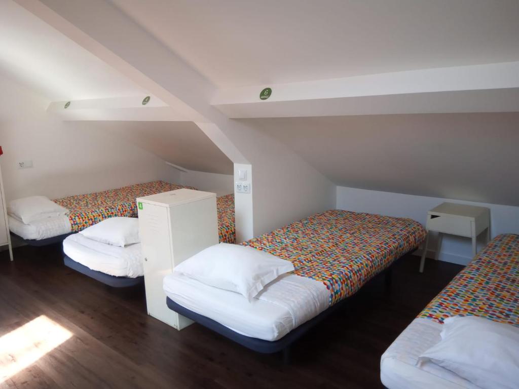 Ένα ή περισσότερα κρεβάτια σε δωμάτιο στο Aveiro Rossio Hostel
