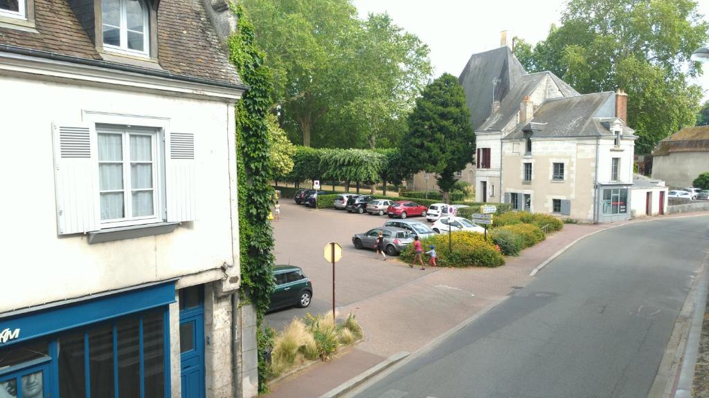 uma rua da cidade com carros estacionados num parque de estacionamento em Appartement 2 chambres 52 m2 centre ville em Vendôme