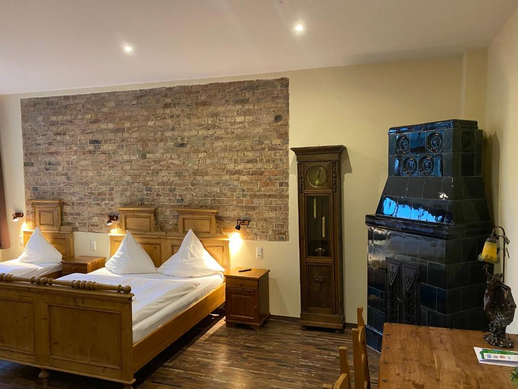ein Schlafzimmer mit einem Bett und einer Ziegelwand in der Unterkunft Avalon Bed & Breakfast Themen/- Nichtraucherhotel in Hannover