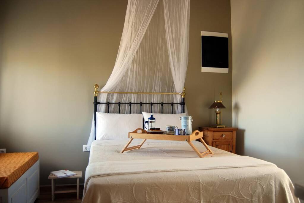um quarto com uma cama com uma mesa em Sklipi Home em Ermoupoli