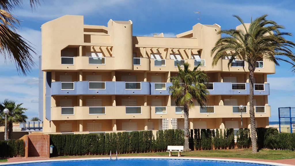 The swimming pool at or close to Apartamento ÁTICO SOL Los Miradores del Puerto