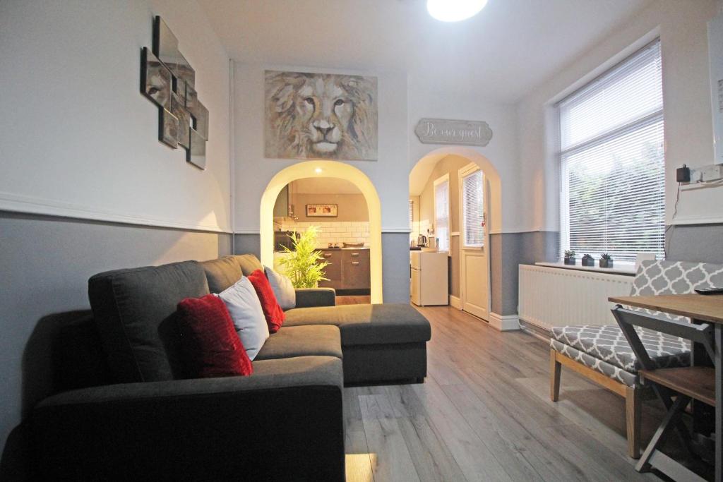 sala de estar con 2 sofás y cocina en Panton Road - Modern Classic Terrace, en Chester