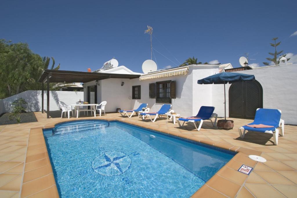 Bazén v ubytování 2 bedroom villa 'The Bungalow' with private heated pool. nebo v jeho okolí