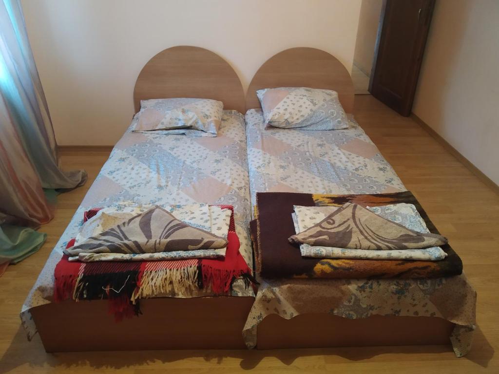 2 Betten mit Kissen auf einem Zimmer in der Unterkunft Apartment Center in Warna