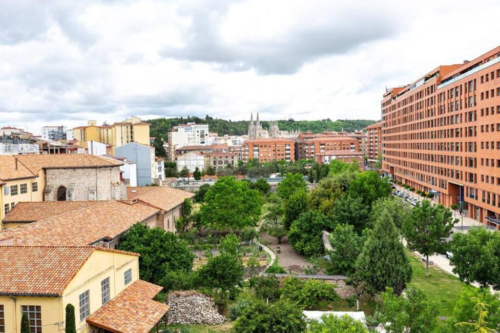 z góry widok na miasto z budynkami w obiekcie VIVE BURGOS VUT-09 200 w mieście Burgos