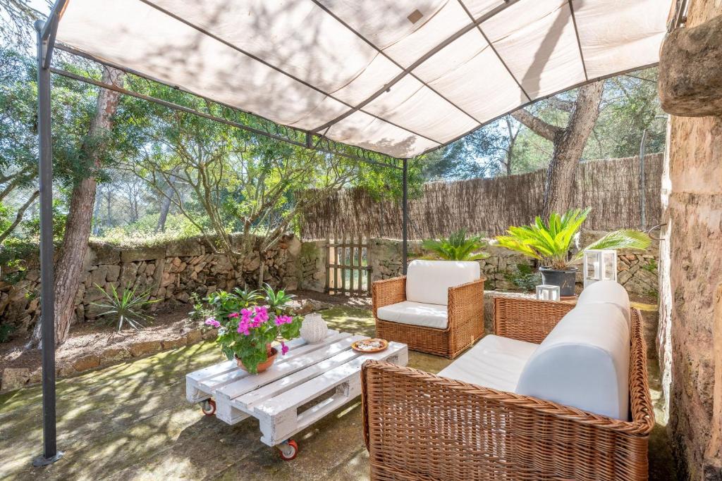 un patio al aire libre con sofá y mesa en Marina Ses Covetes, en Campos