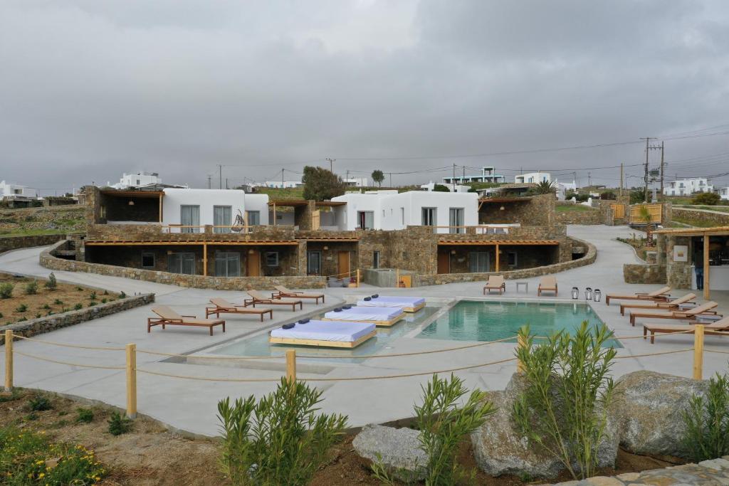 Bazén v ubytování Myconian Crown Suites nebo v jeho okolí