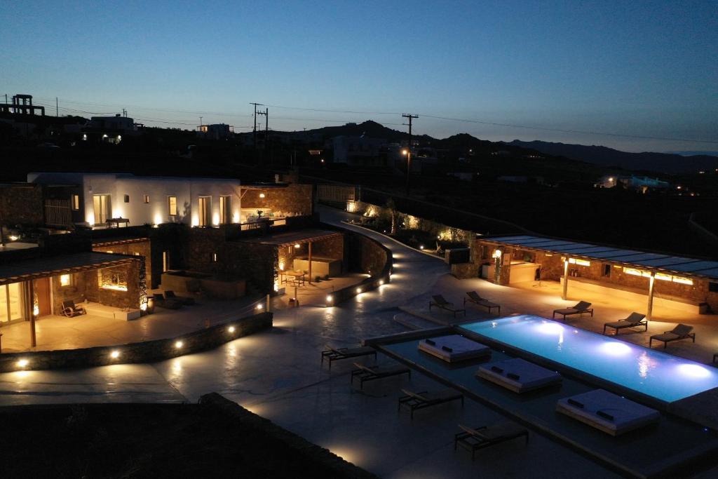 Bazén v ubytování Myconian Crown Suites nebo v jeho okolí