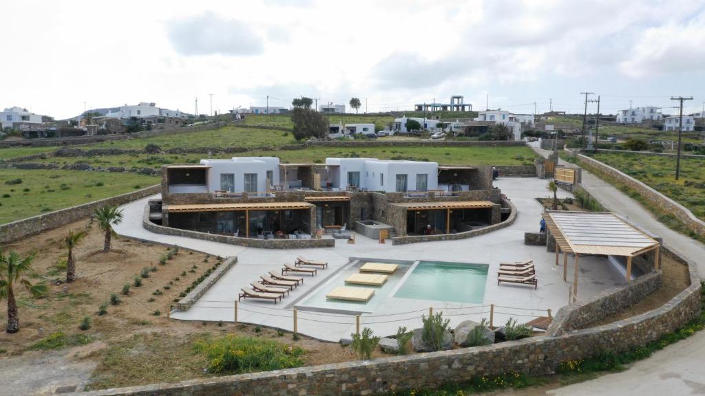 Bazén v ubytování Myconian Crown Suites nebo v jeho okolí