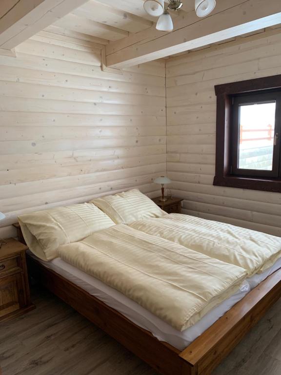 Postel nebo postele na pokoji v ubytování Roháčske zruby 2,3,4