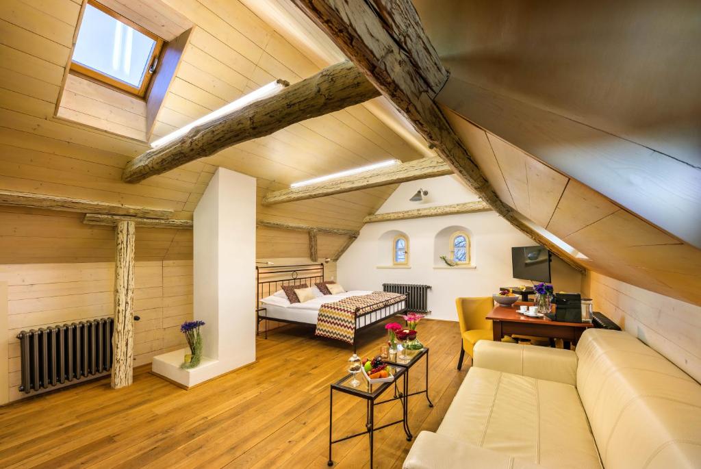Postel nebo postele na pokoji v ubytování Bellevue Hotel Benešov