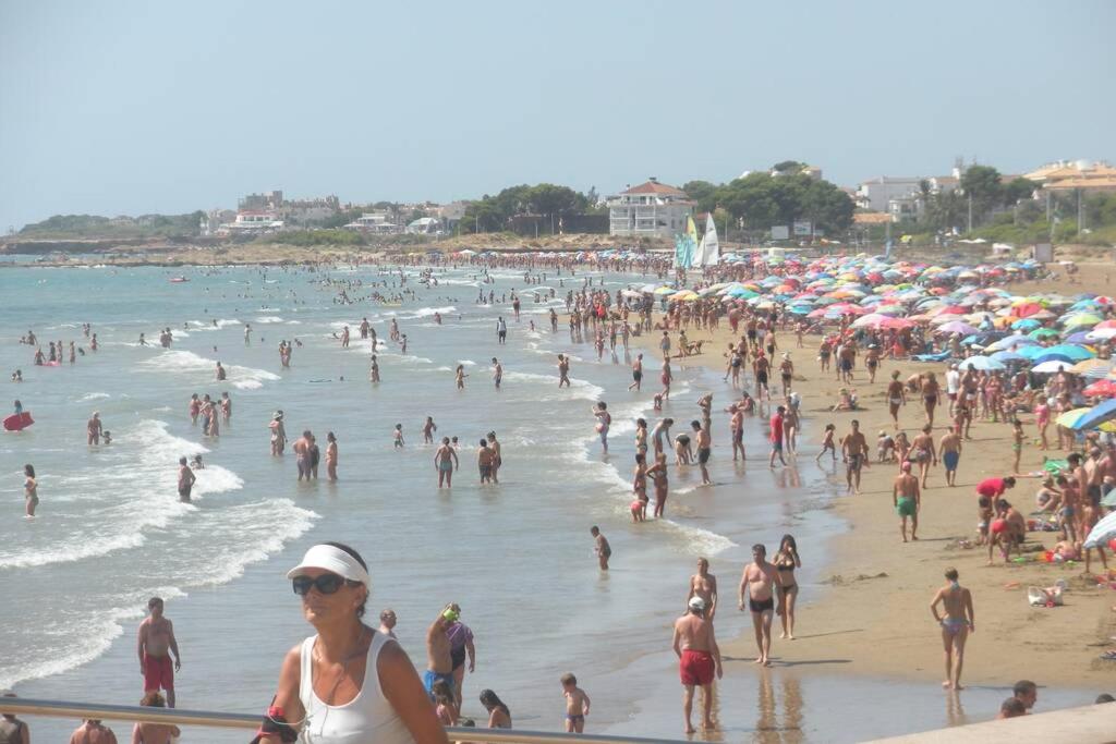 un gran grupo de personas en una playa llena de gente en Résidence MADRID, en Alcossebre