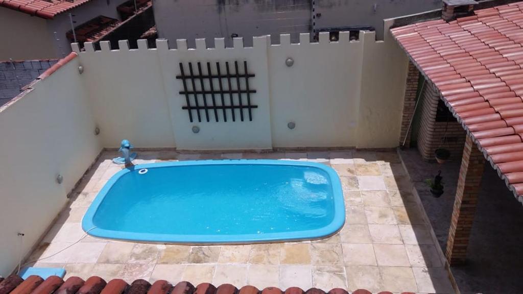 una vista aérea de una piscina en un edificio en LINDO SOBRADO COM PISCINA PARA ATÉ 10 HÓSPEDES!, en Natal