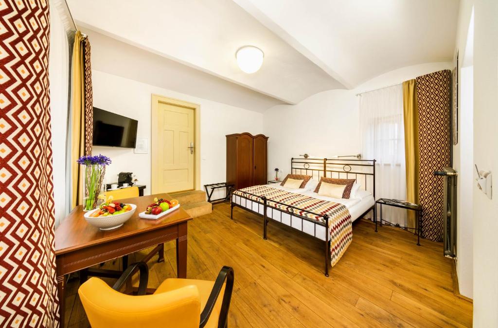 Postel nebo postele na pokoji v ubytování Bellevue Hotel Benešov