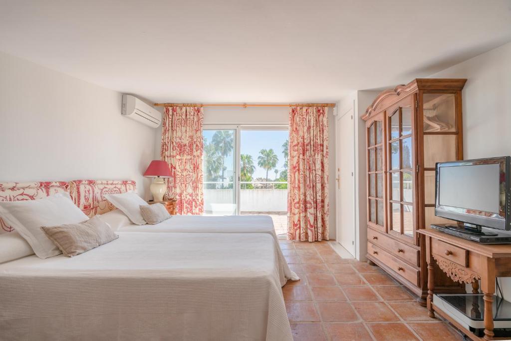 Postel nebo postele na pokoji v ubytování OleHolidays Guadalmina Golf Plaza