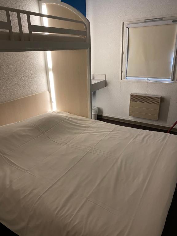 Postel nebo postele na pokoji v ubytování Hôtel F1 Verdun