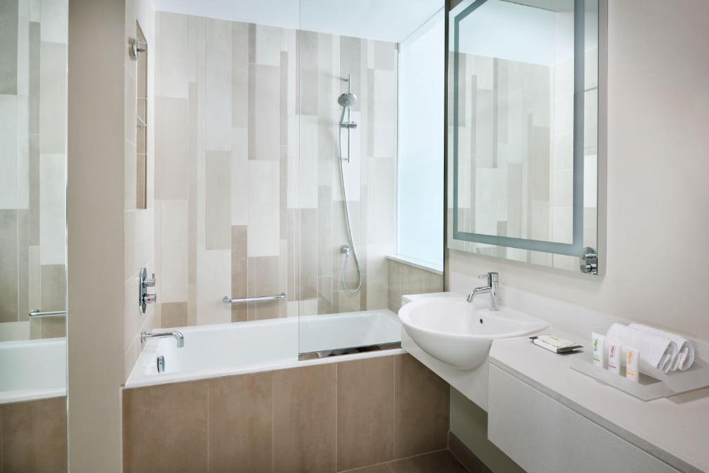 Koupelna v ubytování Holiday Inn & Suites - Dubai Festival City by IHG