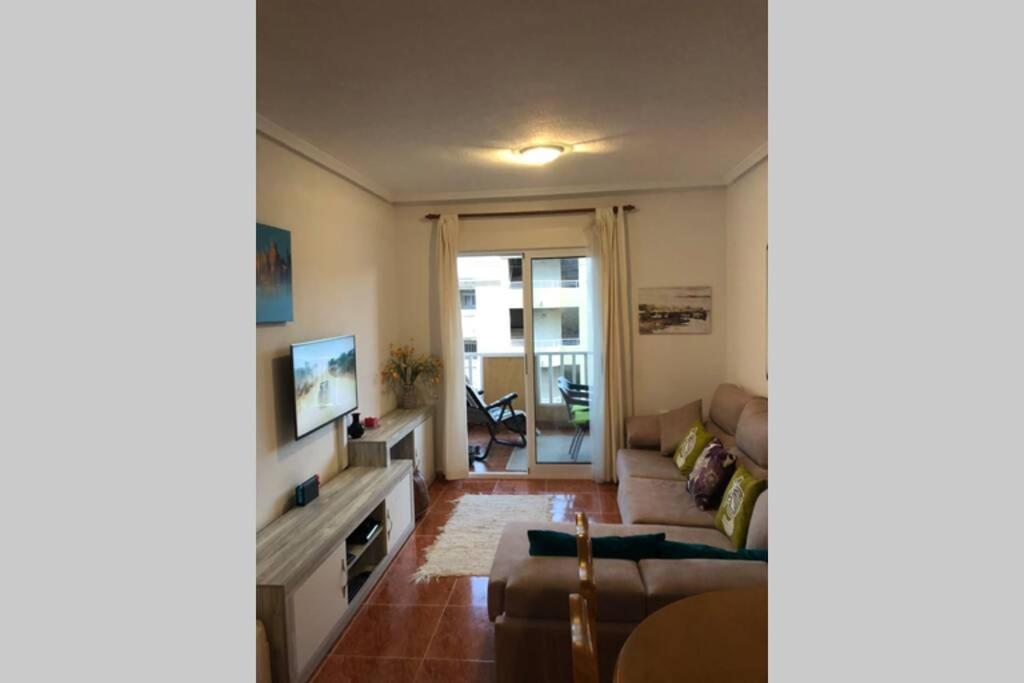 TV a/nebo společenská místnost v ubytování The Beach Apartment - Sea views