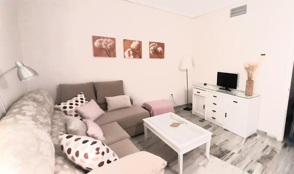 sala de estar con sofá y mesa en Apartamento Realengo Sevilla, en Sevilla