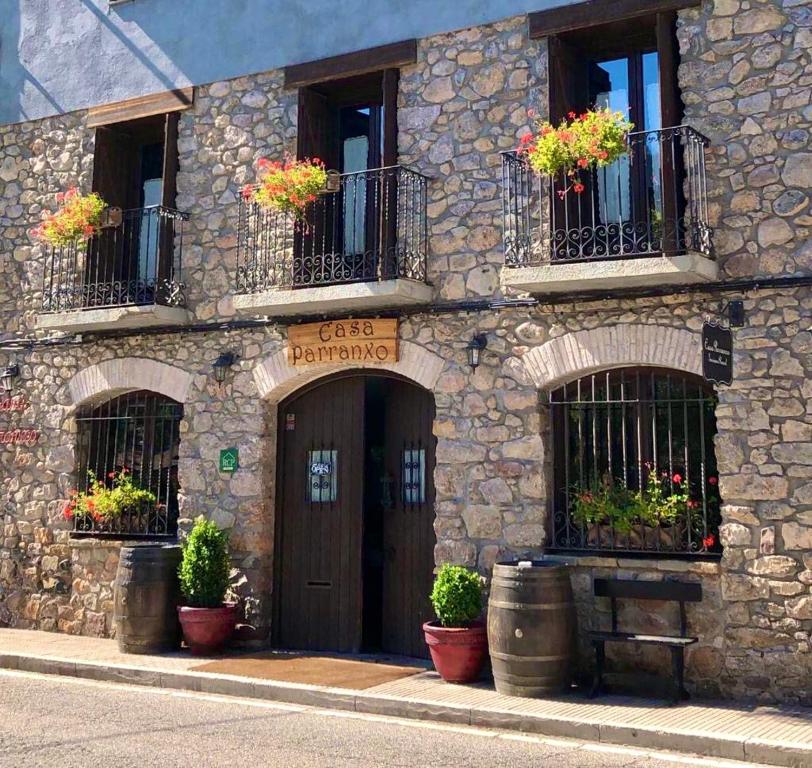 un edificio de piedra con macetas delante de él en Casa Parranxo, en Senterada