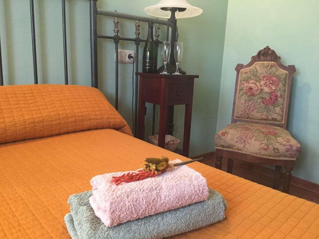 A bed or beds in a room at Fuente de Cella