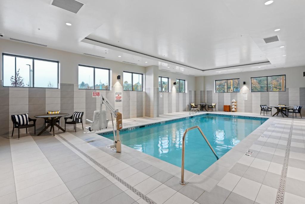 Bazén v ubytování Hotel Indigo Seattle Everett Waterfront Place by IHG nebo v jeho okolí