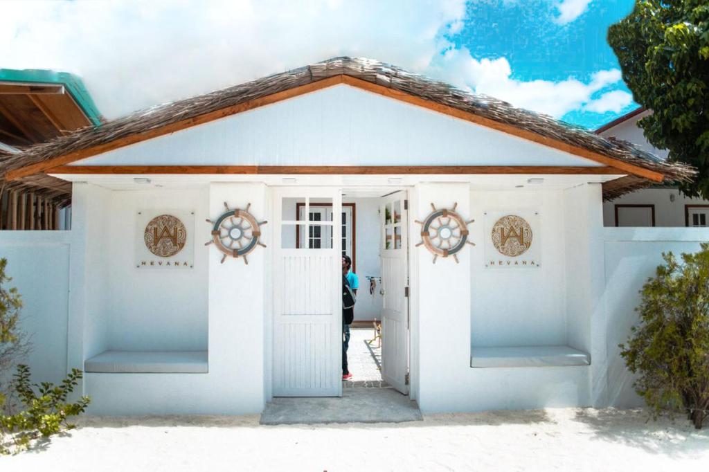 una casa bianca con la porta aperta di Hevana holidays a Felidhoo 