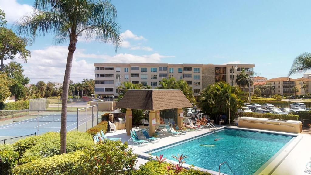 Bazén v ubytování Desirable Location, Directly Across Street From South Beach Access nebo v jeho okolí