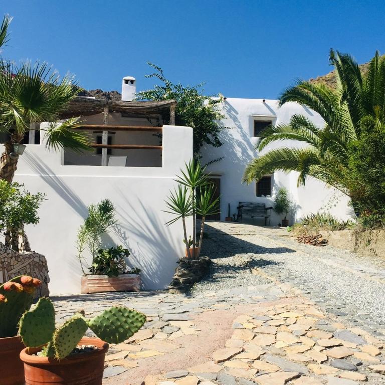 a white house with plants in front of it at Mill.Space in Carboneras