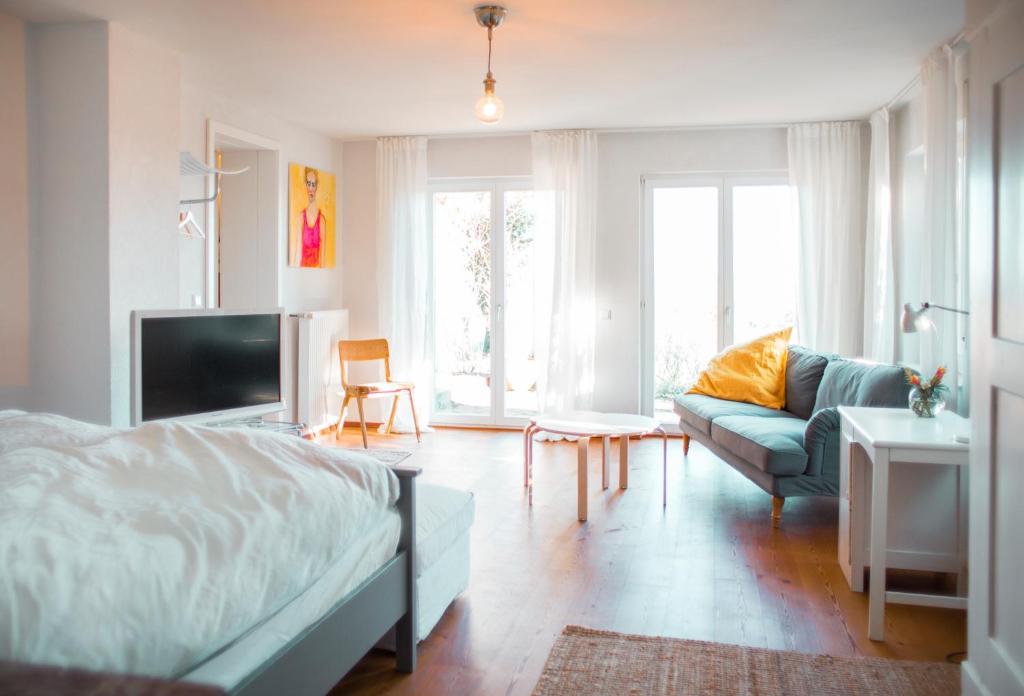 a living room with a bed and a couch at Bed & Breakfast Unter den Linden in Hungen