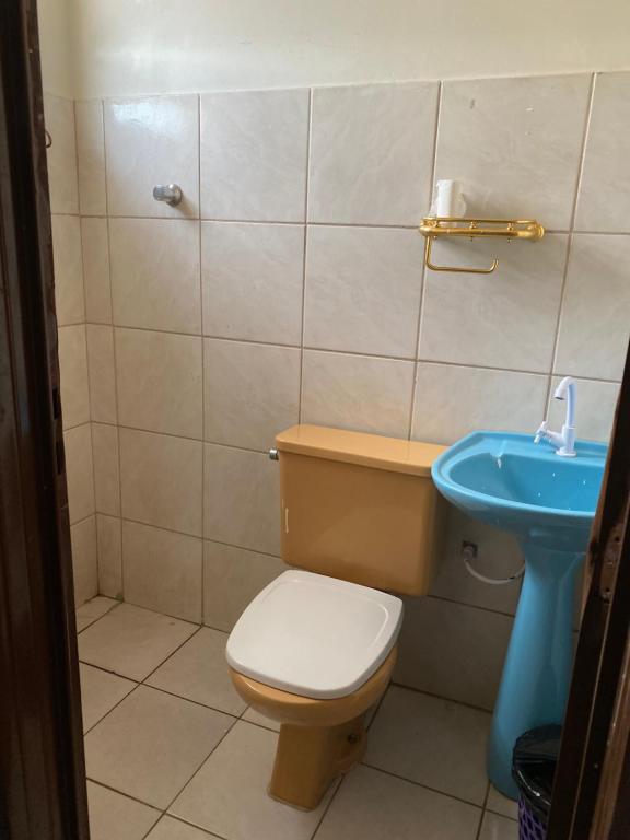 La salle de bains est pourvue de toilettes et d'un lavabo. dans l'établissement Hostel Pigally, à Goiânia