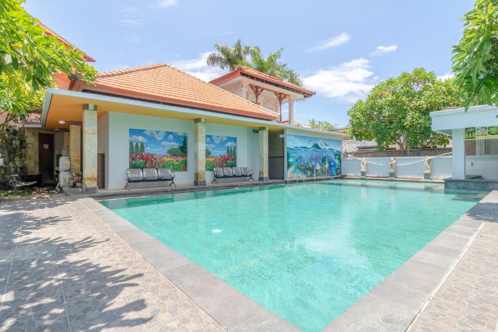 ein Pool vor einem Haus in der Unterkunft SUPER OYO Flagship 2688 Guntur Hotel in Denpasar