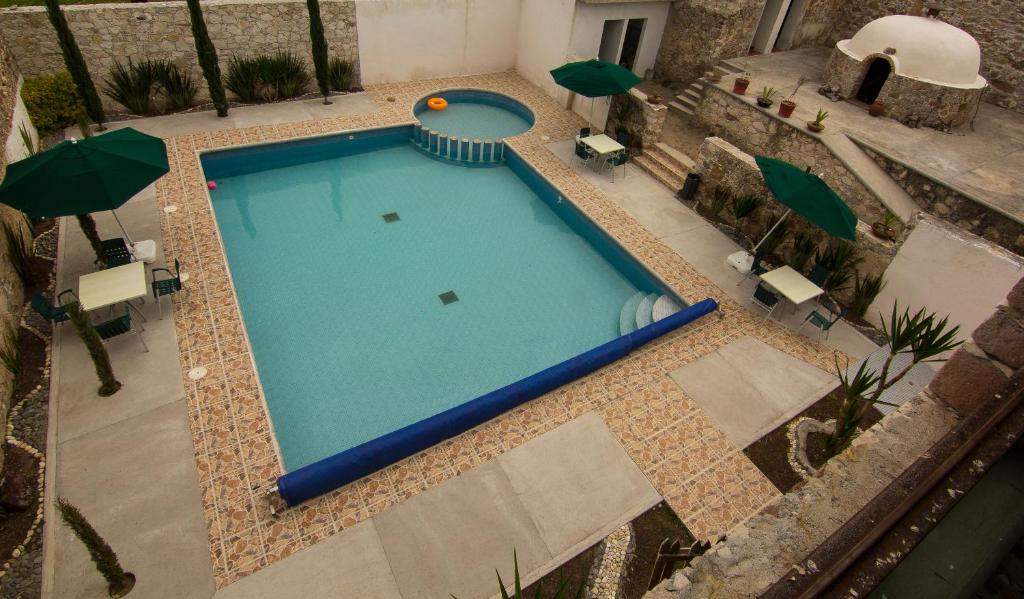 - une vue sur la piscine bordée de parasols dans l'établissement HOTEL ECOTURISTICO LA SALITRERA, à Querétaro