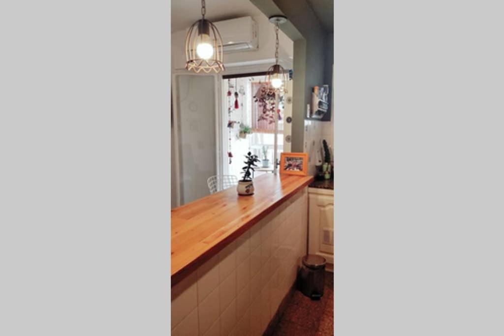 a kitchen with a counter and a window at Encantador departamento in San Fernando