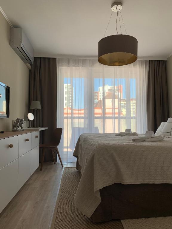 A bed or beds in a room at Central Point by Zoom Apartments