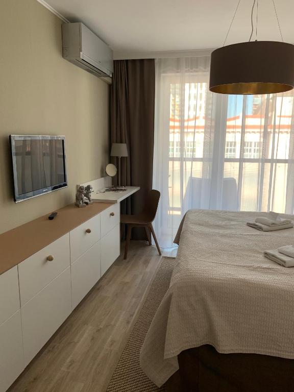 A bed or beds in a room at Central Point by Zoom Apartments