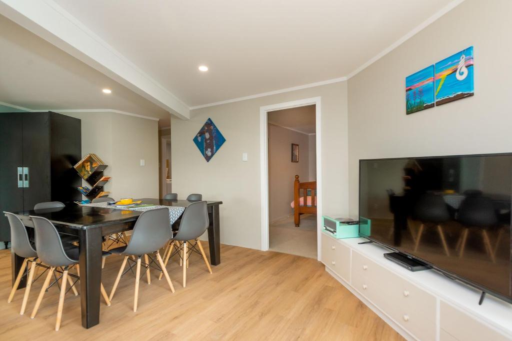 TV a/nebo společenská místnost v ubytování ONEPU MOANA 4-6 Bdr Holiday Home