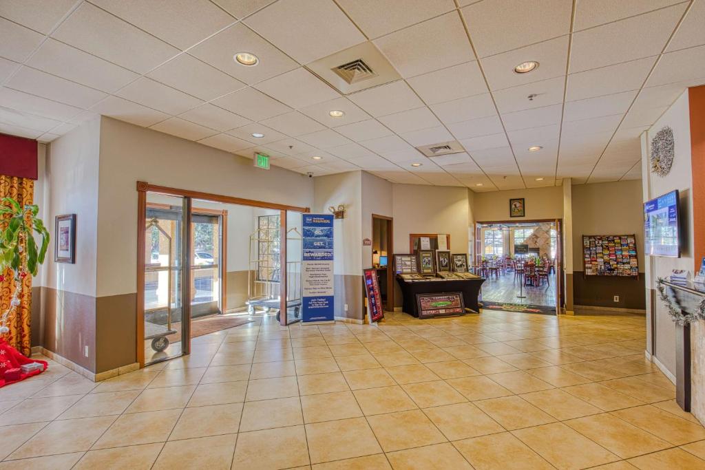 a lobby of a store with a tile floor at Best Western Green Valley Inn in Green Valley