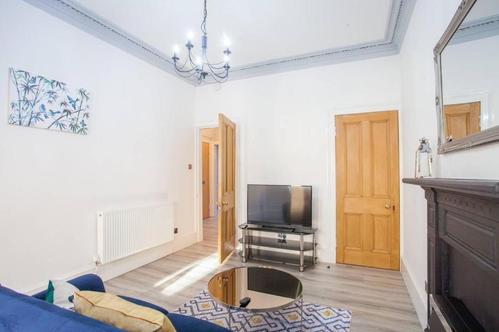 Modern 2 bedroom in the heart of West end.