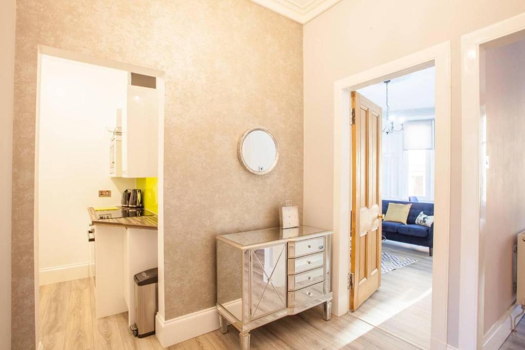 Modern 2 bedroom in the heart of West end.