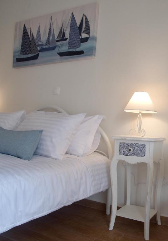 Posteľ alebo postele v izbe v ubytovaní The Bluehouse - Spacious top floor flat with parking, by Mon Repos beach