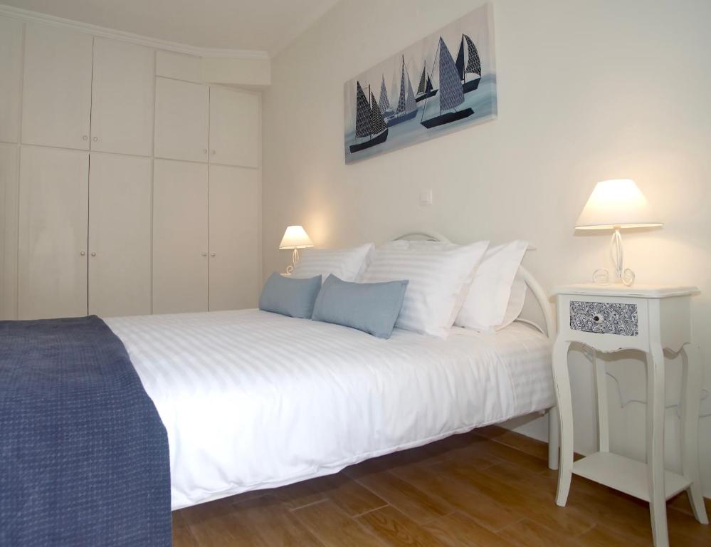 Posteľ alebo postele v izbe v ubytovaní The Bluehouse - Spacious top floor flat with parking, by Mon Repos beach