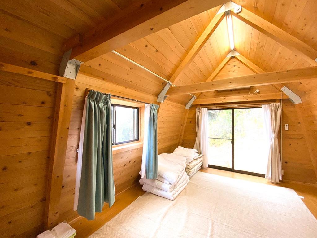 Postel nebo postele na pokoji v ubytování Grampus Inn Shirahama