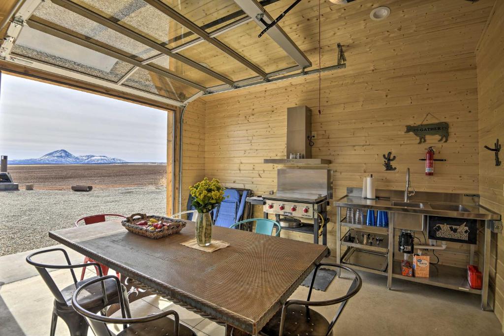 Köök või kööginurk majutusasutuses Unique Cortez Family Getaway with Mountain Views!