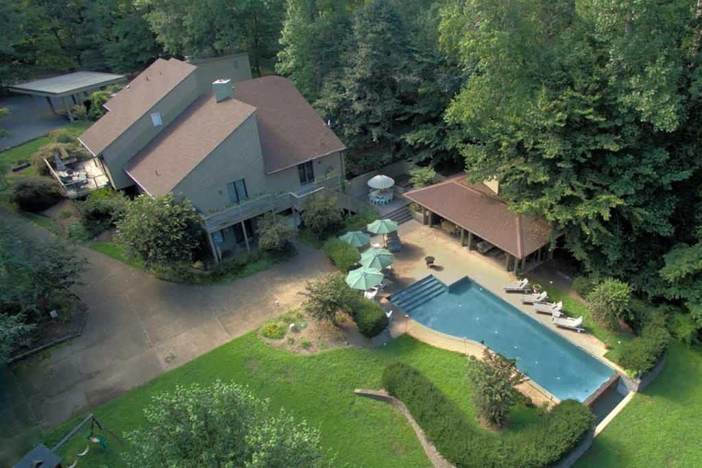 una vista aérea de una casa con piscina en The White Elephant Inn Getaway with Pool and Hot Tub! en Earlysville