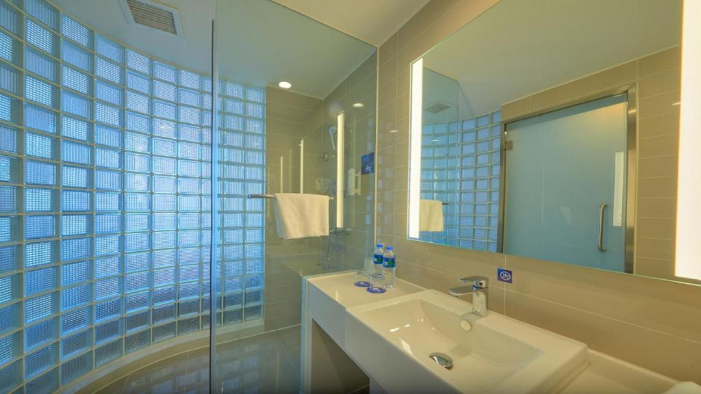 Holiday Inn Express Shenyang North Station, an IHG Hotel - Queen Room With Atrium View